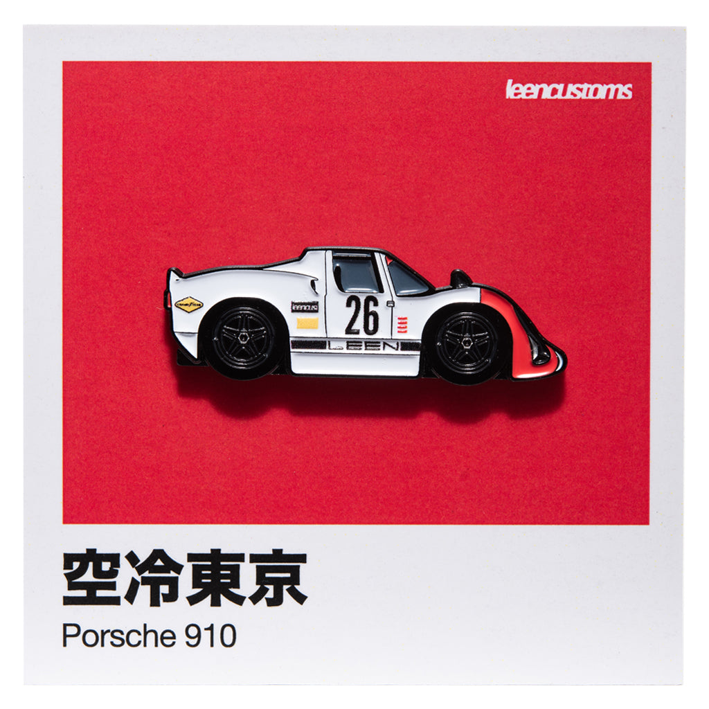 910 air-cooled sports car enamel pin mounted on a red collector backing card with Japanese text and Leen Customs branding 